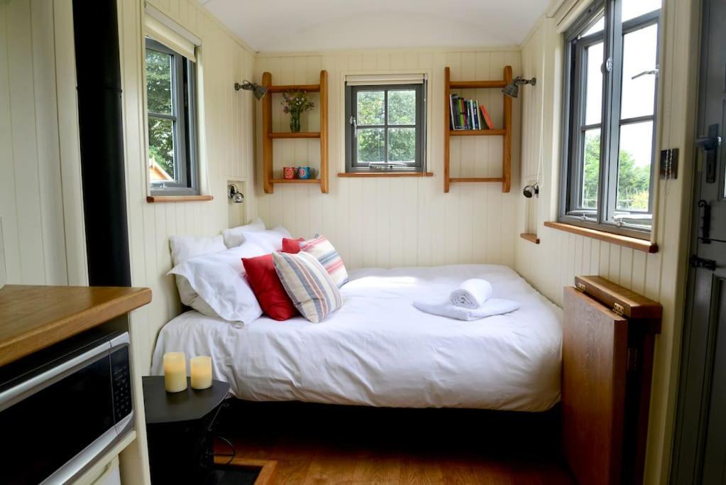 The Shepherd'S Hut @ Chichester Cottage ภายนอก รูปภาพ