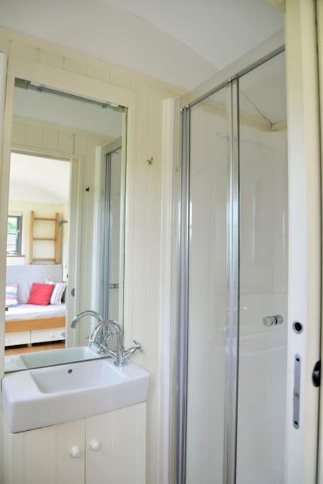 The Shepherd'S Hut @ Chichester Cottage ภายนอก รูปภาพ